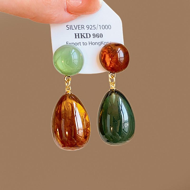 Luxurious And Sophisticated Earrings, Trendy Stud Earrings With A Retro Feel.