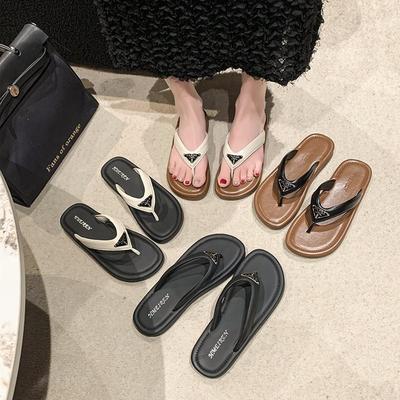 Wind mit Fischgräten-Strandrock Koreanische Version Fußclip Flachboden Marken-Slipper Damen tragen Feen-Sandalen im Sommer neu Dreieck