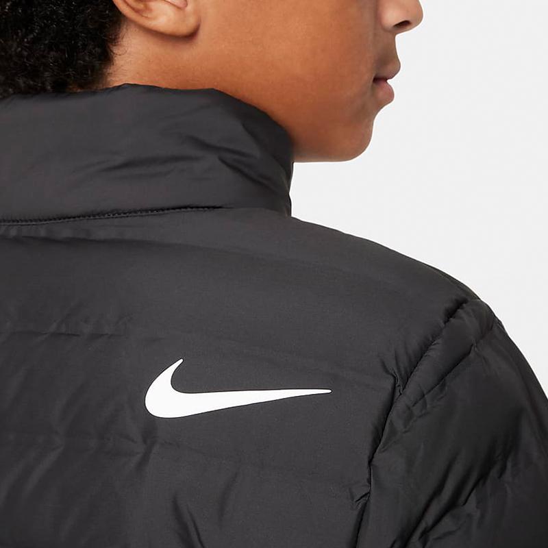 Nike Kurtka puchowa z dużym nadrukiem logo na piersi i stójką, długi rękaw, kurtki dziecięce, czarna NY2342016GS-002