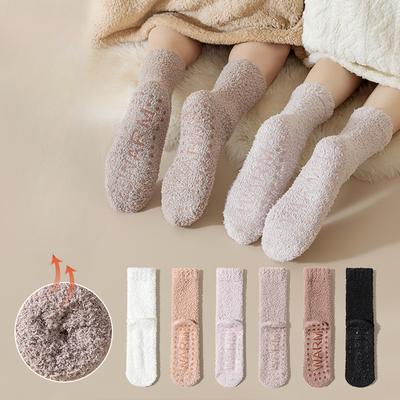 Korallfleece-Socken sind dick, warm und niedlich für Frauen im Herbst und Winter.. Sie sind eine plüschige Schlaf-Boden-Mittelwaden-Socke für den Heimgebrauch.