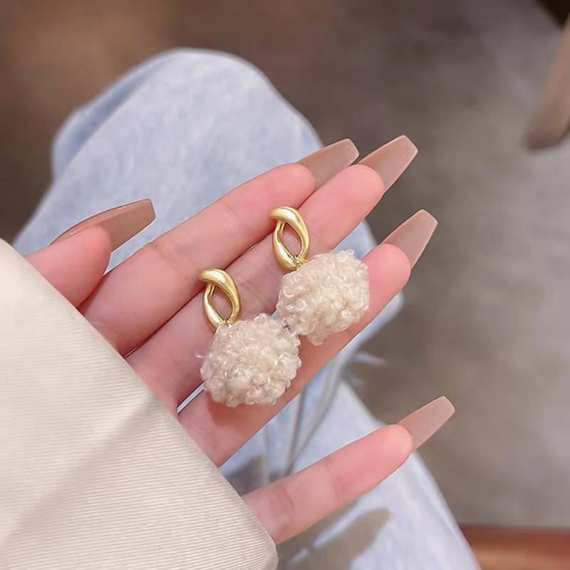 Simple high-end design niche temperament stud earrings women's light luxury fashion personalized earrings exquisite versatile sweet cool earrings