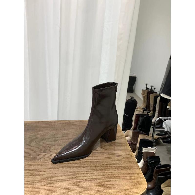 2025 Herbst und Winter neue Mode spitze Zehen hohe Absätze koreanische kleine Stiefeletten kurze Stiefel Damenschuhe Einzelstiefel braun mit Rock