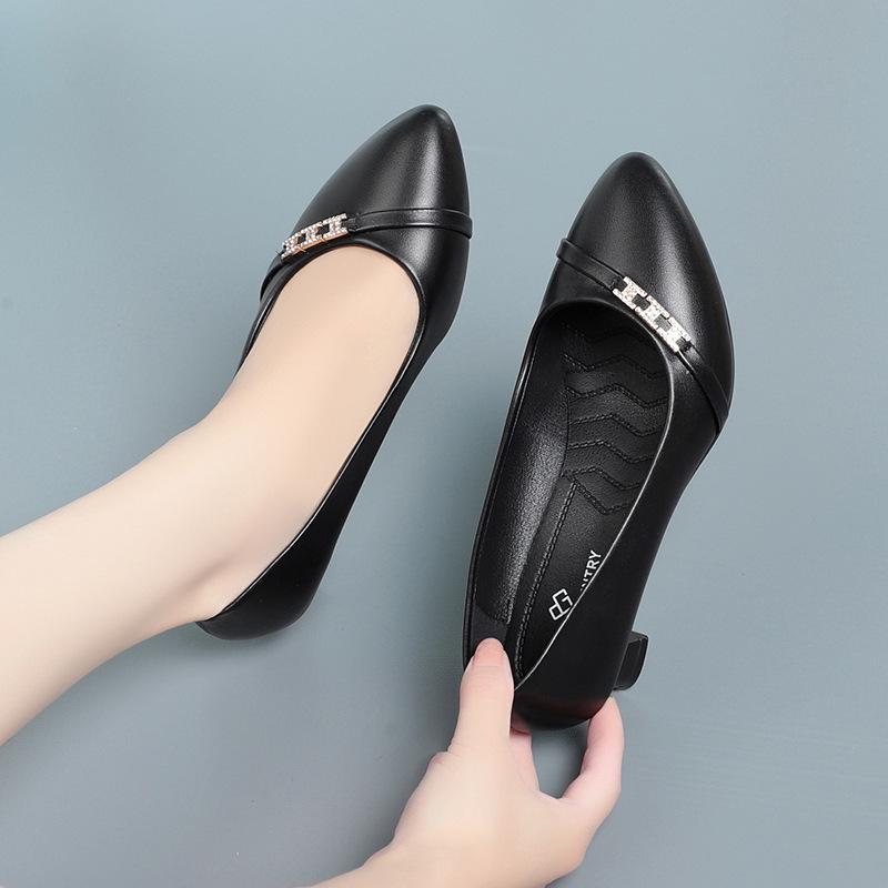 Pantofii moi din piele ai mamei din 2022: Confortabil, Elegant, Versatil pentru Toate Sezoanele - Perfect pentru Femeile de Vârstă Mijlocie