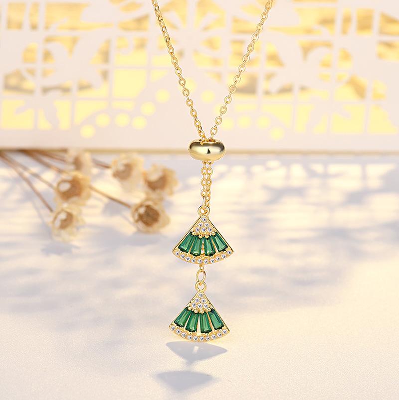 

Маленькая юбка Изумрудное чистое ожерелье для женщин с нишевым чувством дизайна Цепочка для ключиц Пуш-энд-плак