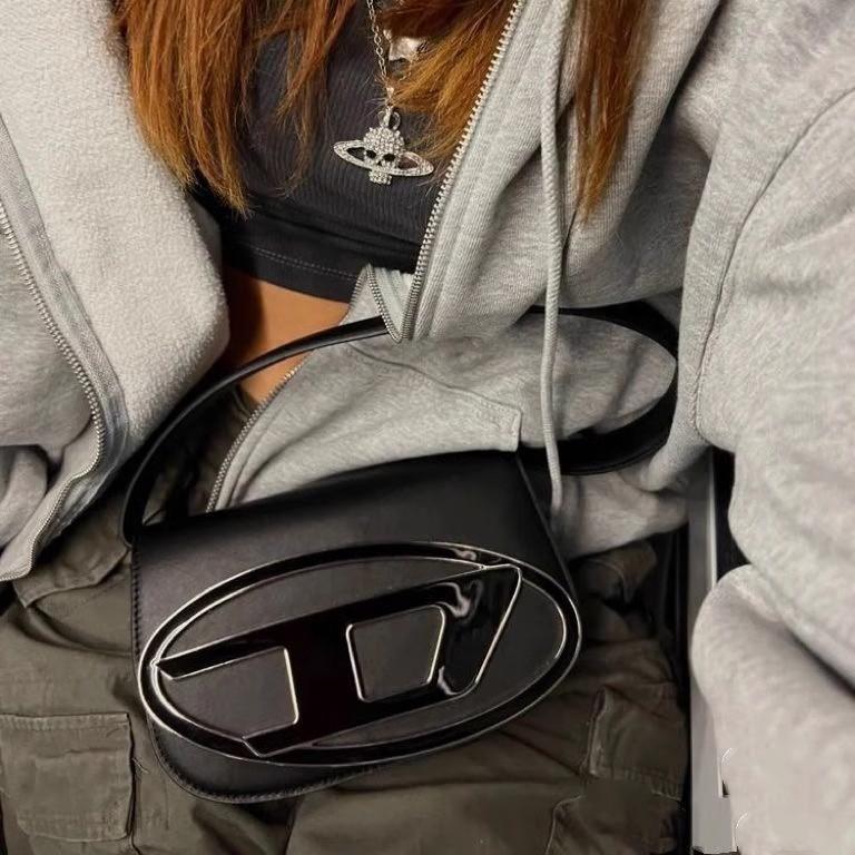 Stylish Silver Small Shoulder Bag For Women With Chic Unique Design And Versatile Appeal