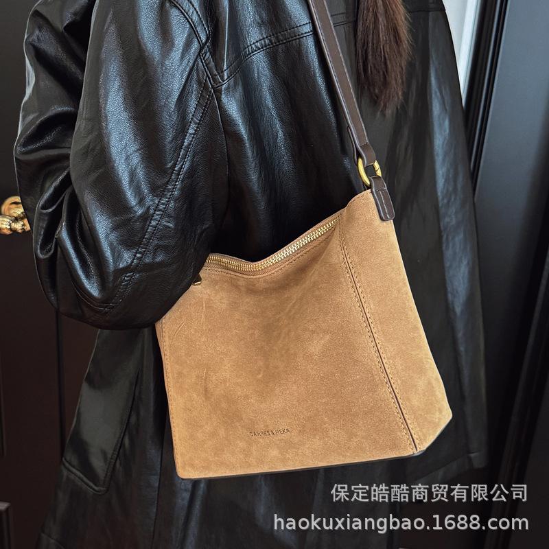 Suede bag women's large capacity 2025 new autumn and winter versatile retro shoulder underarm bag commuter bucket bag