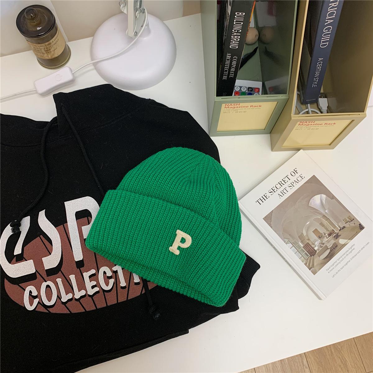 

Женская осенне-зимняя корейская версия Инс трендовая модная теплая мужская универсальная студенческая шапка с буквой P, повседневная вязаная шапка от холода average size