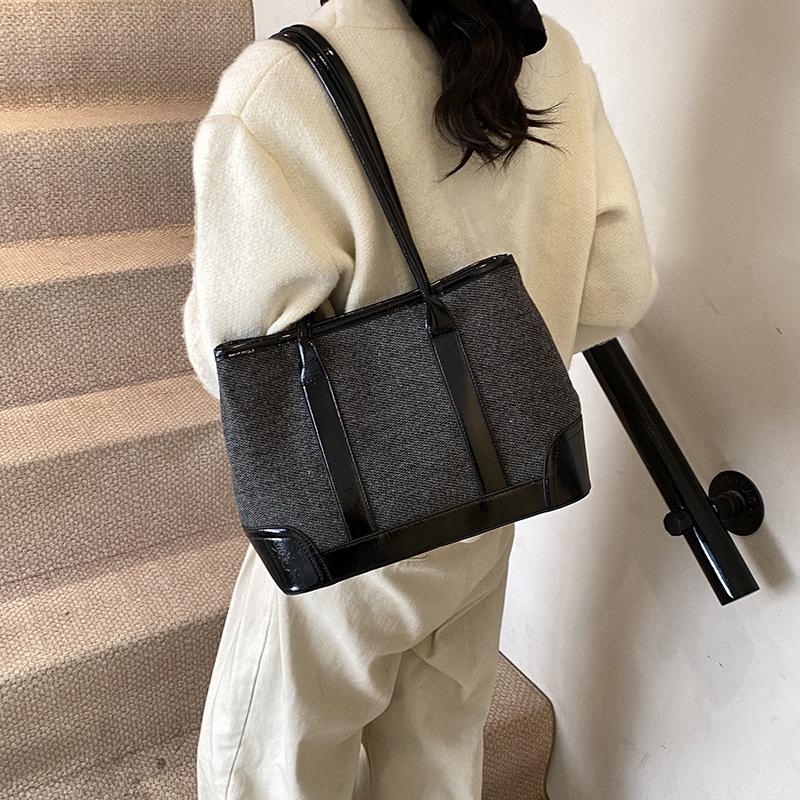 Fashion Commuter Large-capacity Bag Women's 2025 New Versatile Shoulder Underarm Bag Super Fire Portable Tote Bag