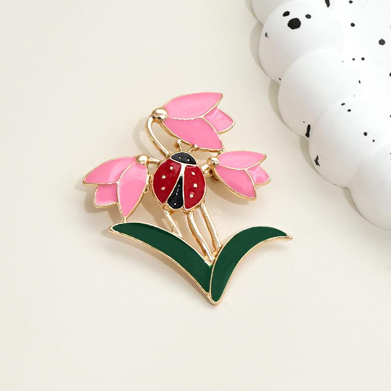 

Bright Flower-shaped Brooch Oil-dropped Metal Badge for Women Suitable for Clothes Backpacks Scarves Accessories Brooches розовый