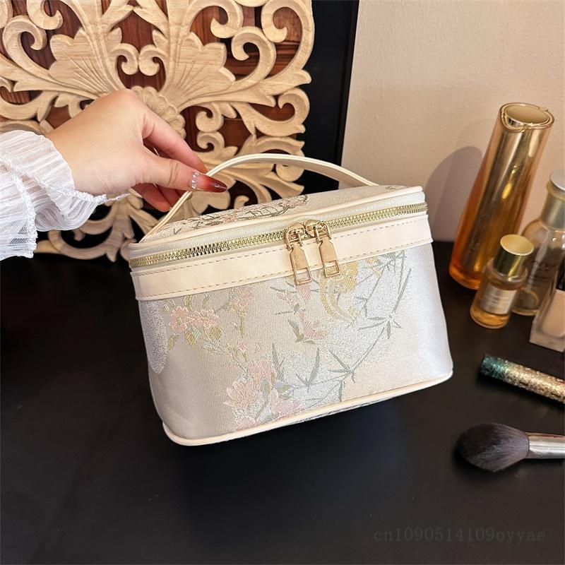 

Hot Chinese Style Embroidered Makeup Bag for Women, New Ins Large Capacity Wash Bag Cosmetic Storage Pouch Handheld Makeup Bag