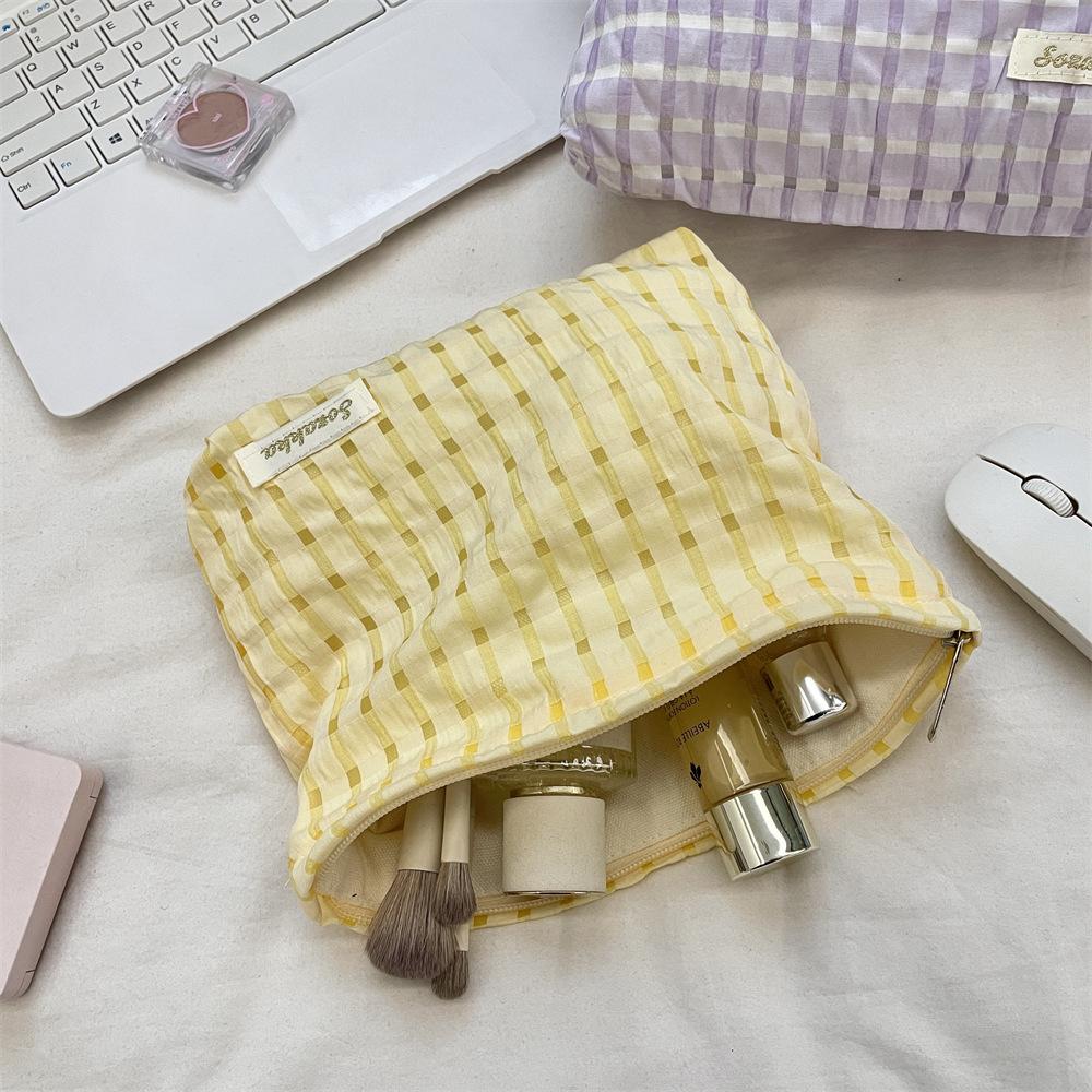 Small Fresh Plaid Portable Storage Bag, Wash and Makeup Bag, Cosmetic Bag, Clutch Bag.