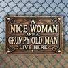 Metallschild im Vintage-Stil „Hier wohnen eine nette Frau und ein mürrischer alter Mann“ – wetterbeständig, vorgebohrt