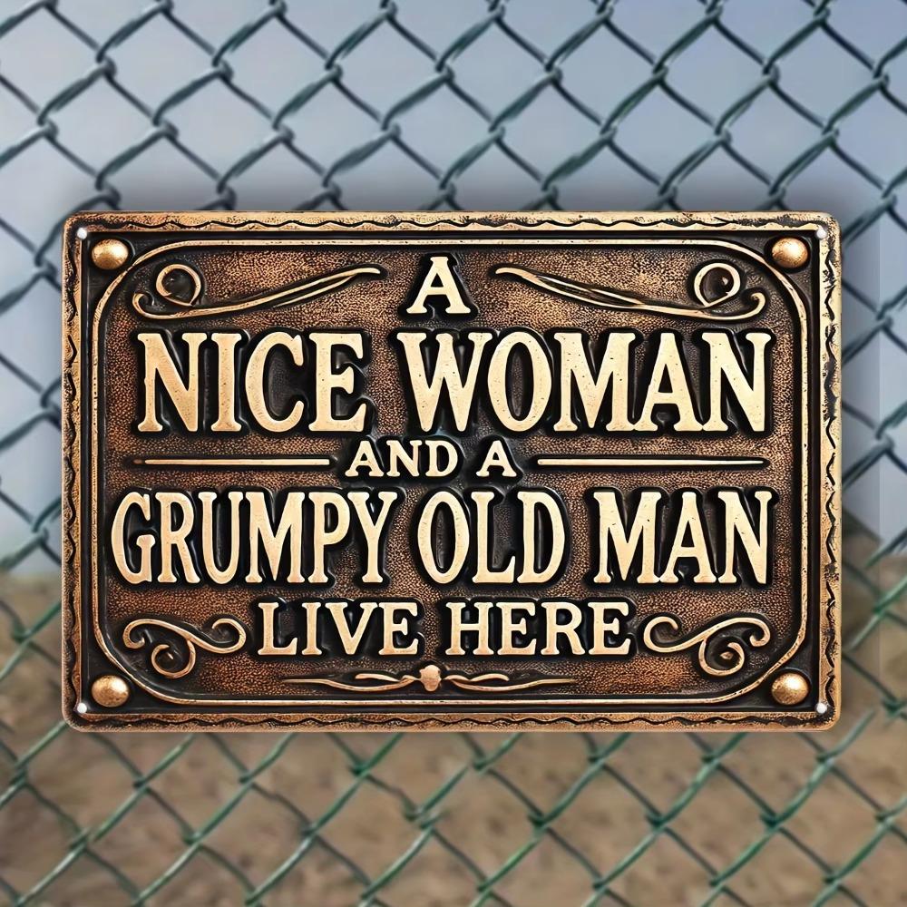 Panou Metalic Stil Vintage „O Femeie Drăguță și un Bătrân Morocănos Locuiesc Aici” - Rezistent la Intemperii, Pregăurit
