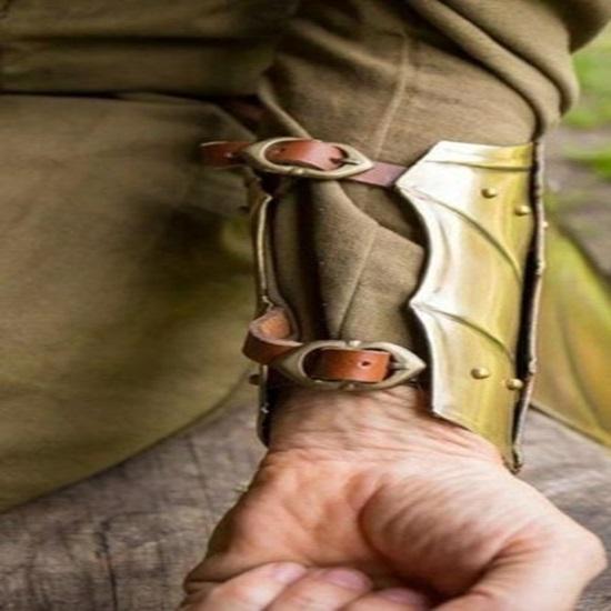 Apărătoare de braț medievală Armură de încheietură Finisaj alamă Pereche de apărători de braț (SCA LARP Costume Replică)