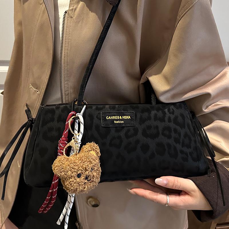 Unterarmtasche für Damen, Große Kapazität, Nischendesign, Hochwertiges Gefühl, Single-Shoulder Crossbody Baguette-Tasche