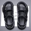 Mode 2025 Lässige Strandschuhe für Herren Neue Schnalle Designer Ledersandalen Männlich Einfarbig Mode Plateau-Slipper Schuhe Mann
