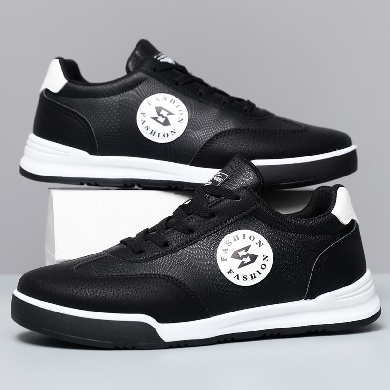 Nella primavera del 25, i nuovi uomini e donne dello stesso stile, coppia di scarpe da ginnastica tedesche, tendenza moda, scarpe sportive versatili, casual bo