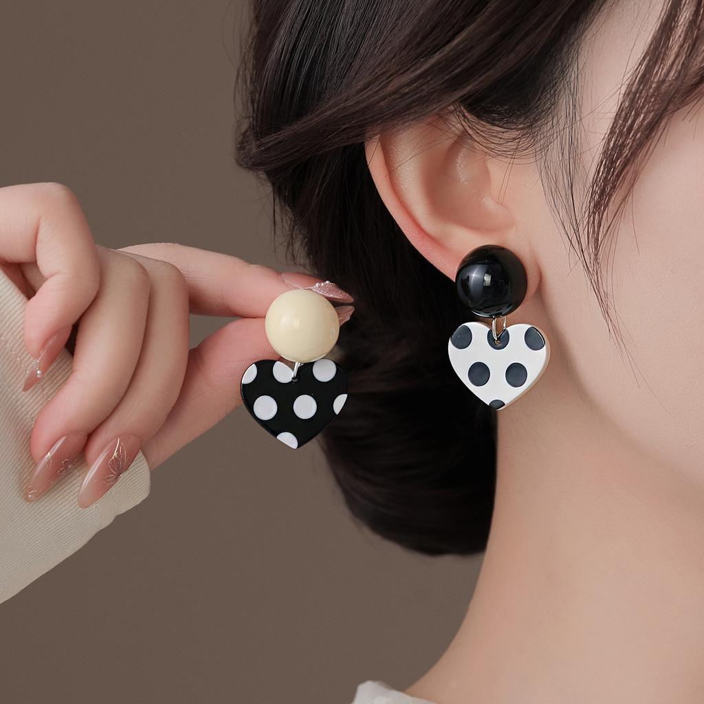 Asymmetric Black and White Contrasting Polka Dot Heart Pendant Stud Earrings for Women Sweet Design Fashion Jewelry Party Gift