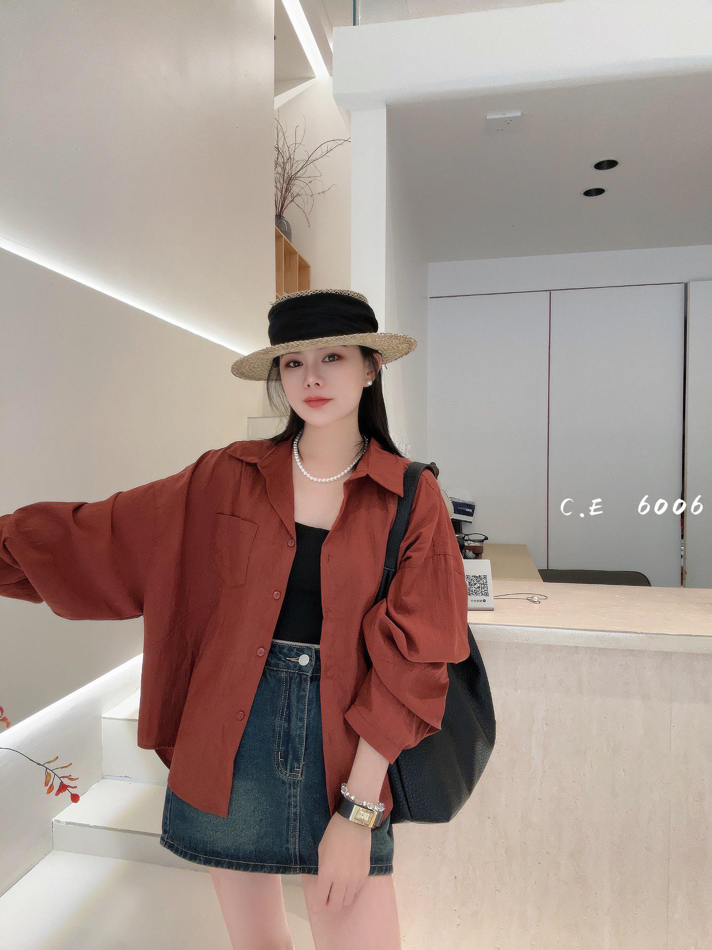 

2025 Стильный женский легкий топ свободного кроя однотонной расцветки с защитой от солнца One Size кирпич красный