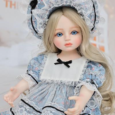 Cloveray 18-Zoll Niedliche Vinylpuppe mit Schönem Hut-Stirnband, Handbemalt, Perücke & Ständer Enthalten, Sammlergeschenk für Mädchen und Puppenliebhaber