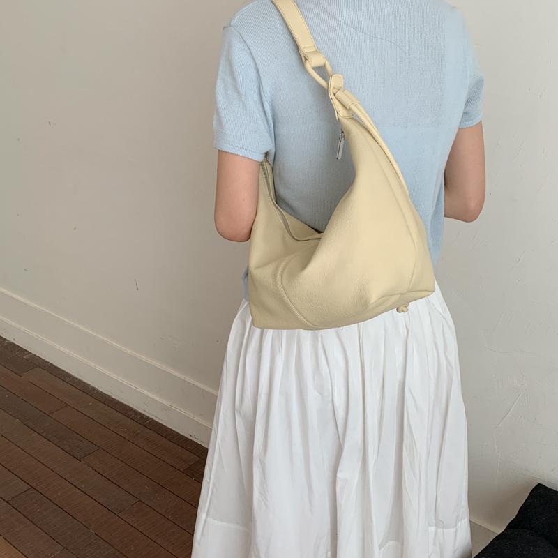 Large-capacity bag women's 2026 spring new casual messenger bag high-value simple shoulder dumpling bag