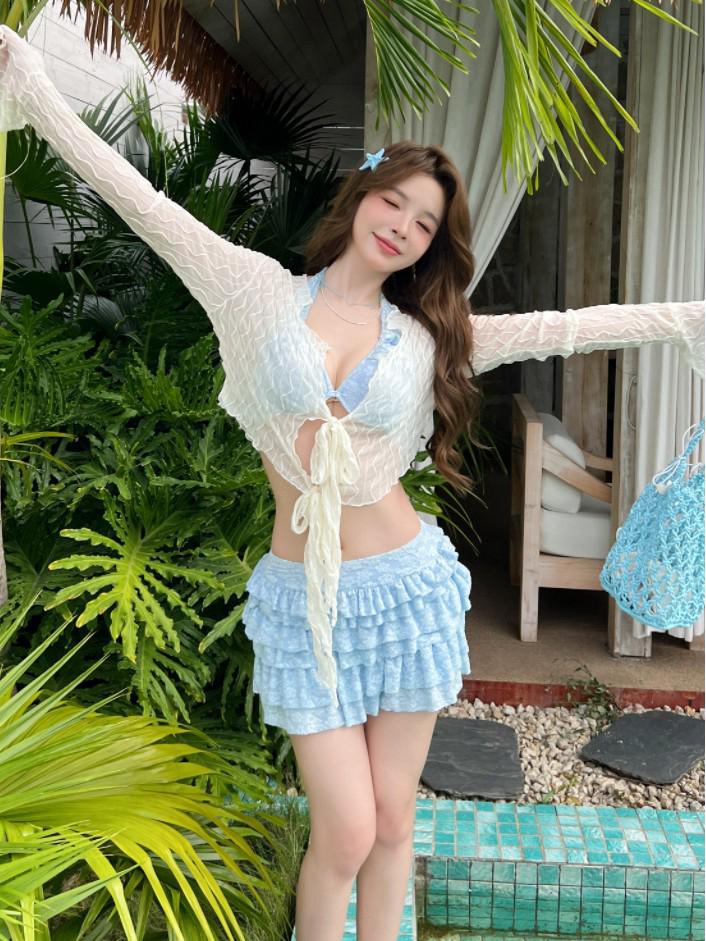 Ensemble de maillot de bain trois pièces amincissant style coréen 2026 pour femmes avec push-up, rehausseur pour petit buste et jupe de couverture.