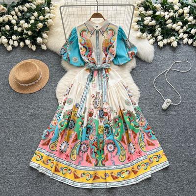 Dieses Damenkleid mit Revers, Laternenärmeln, geraffter Taille und bedruckten Falten ist figurbetont und elegant.