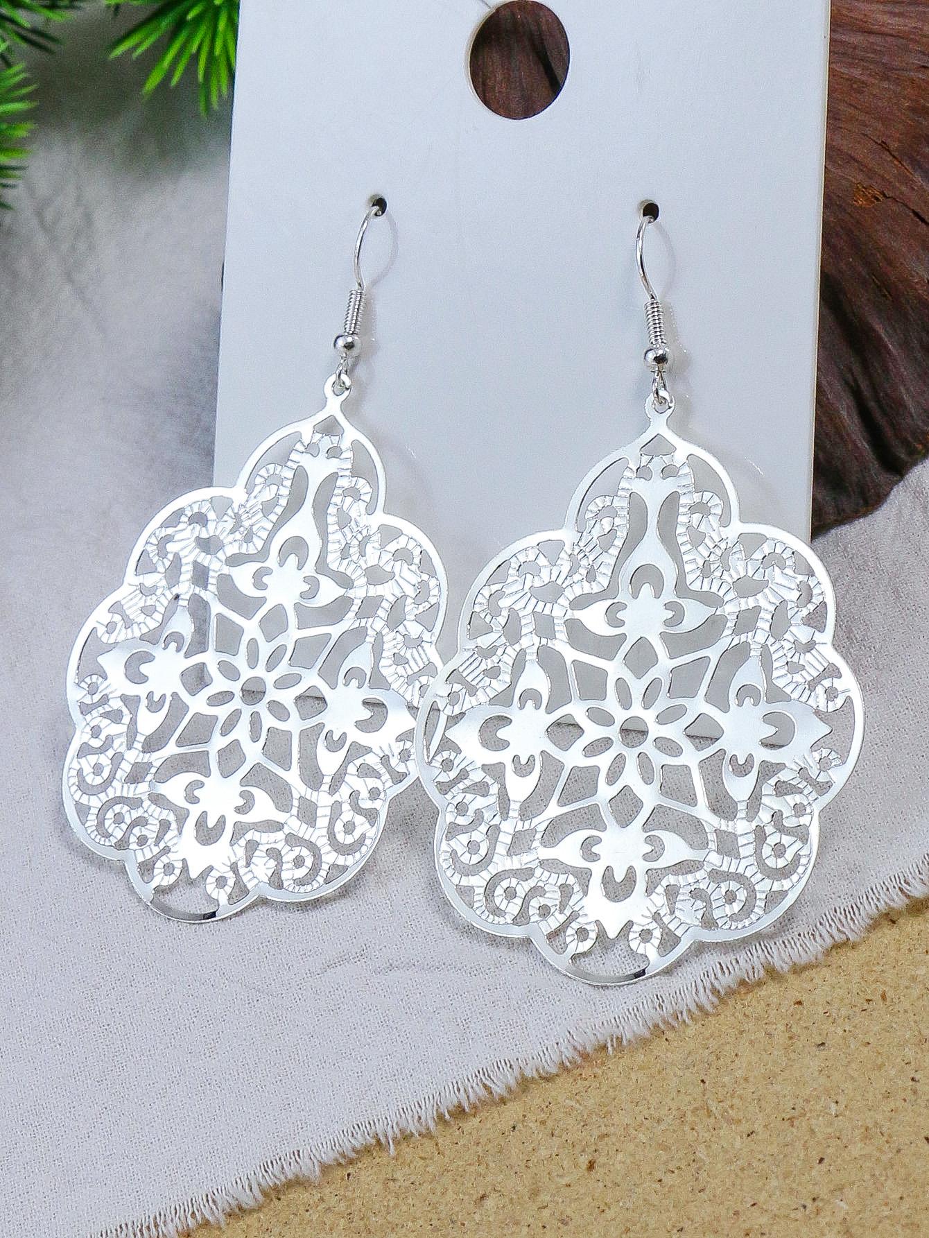 

Модные резные полые женские серьги просты и элегантны и могут быть использованы в качестве подарка для повседневных мероприятий.