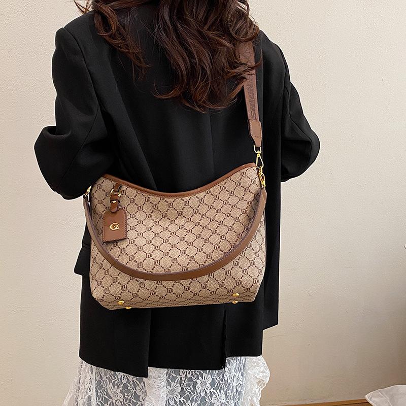 Large-capacity bag women's autumn and winter retro new casual commuter underarm shoulder bag versatile tote bag trendy girl