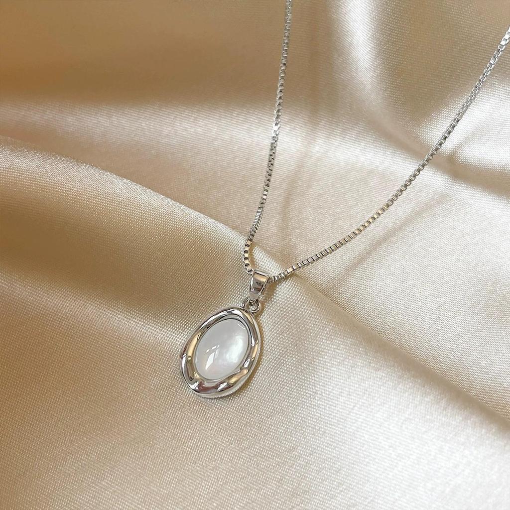 French Oval Mother-of-Pearl Pendant Necklace - Elegant, Unique, High-End Clavicle Chain