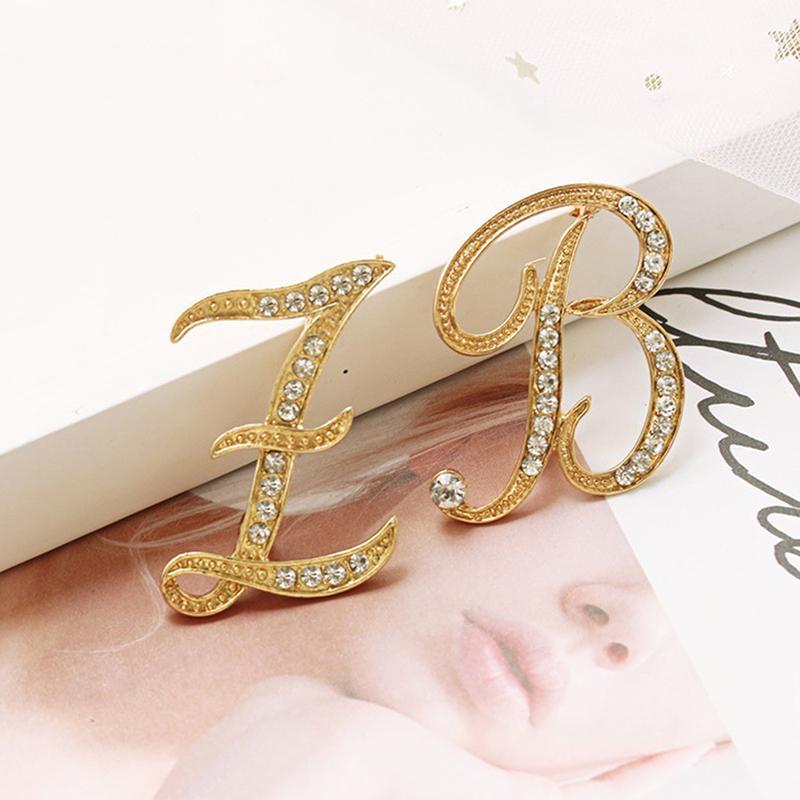 [HS]1Pc Fashion Rhinestone 26 English Letters Pin Golden Color Brooch Women Personality Clothing Accessory Trendy Gift