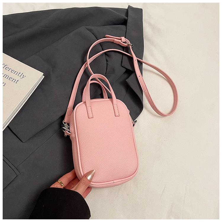 This year's popular fashion messenger small bag for women 2025 spring new trendy retro shoulder commuter bowling bag for women