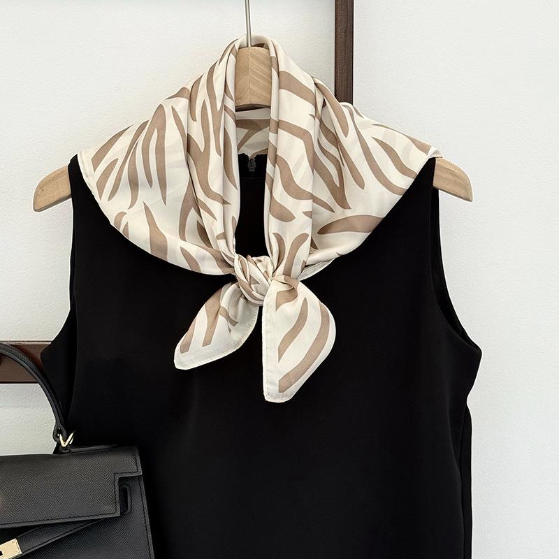 70 square scarves, new silk scarves, fashionable and versatile bags, tied hair scarves, headbands, neck protectors, scarves, shawls.