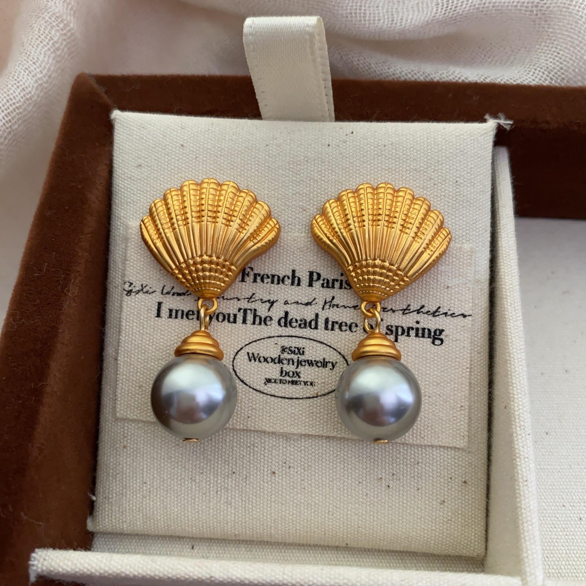 European and American versatile fashion pearl shell design gold stud earrings personalized high temperament new romantic earrings