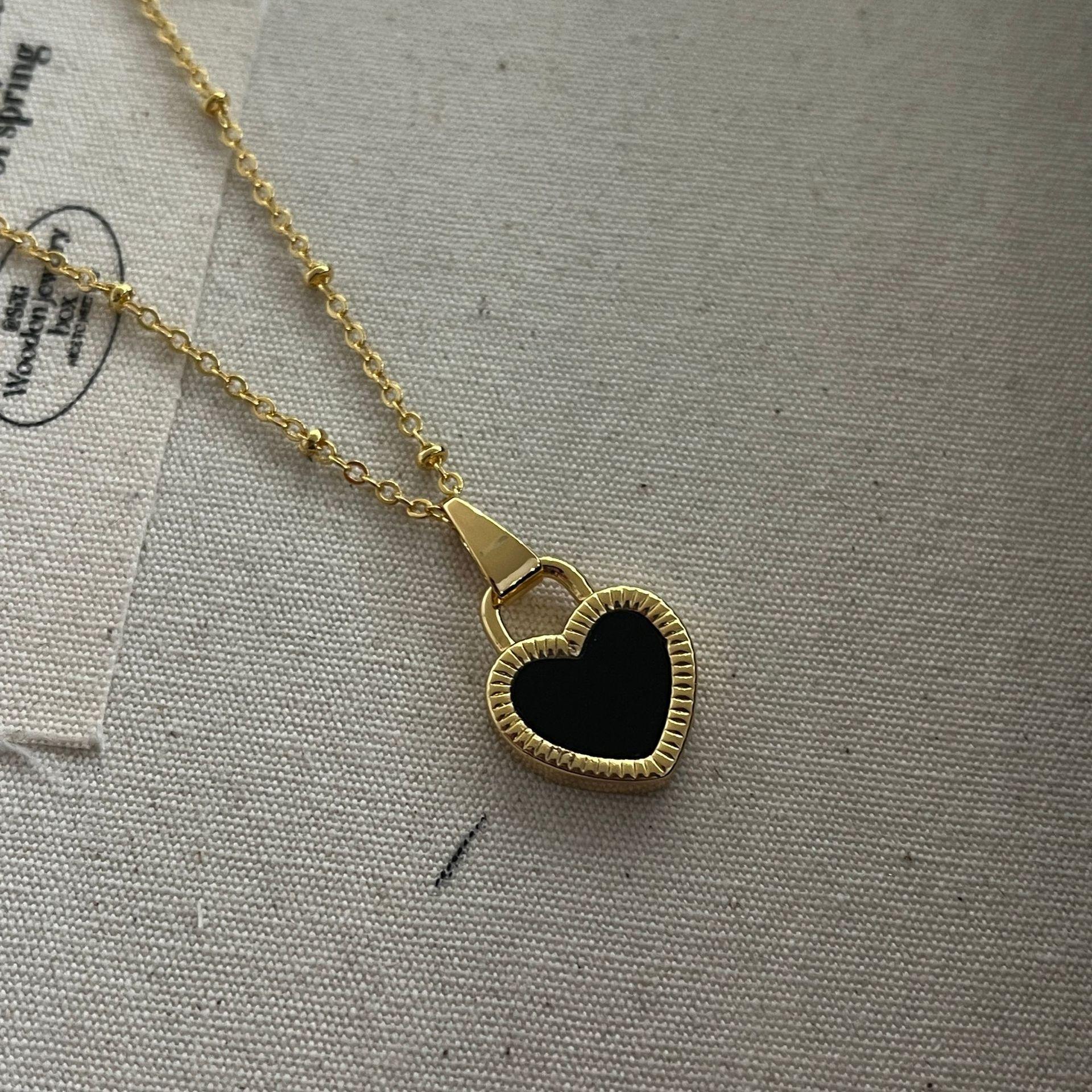 

Двусторонние черно-белые серьги Fritillary Love, женский дизайн Sense, высококачественные легкие роскошные серьги в форме персикового сердца, серьги в форме сердца.