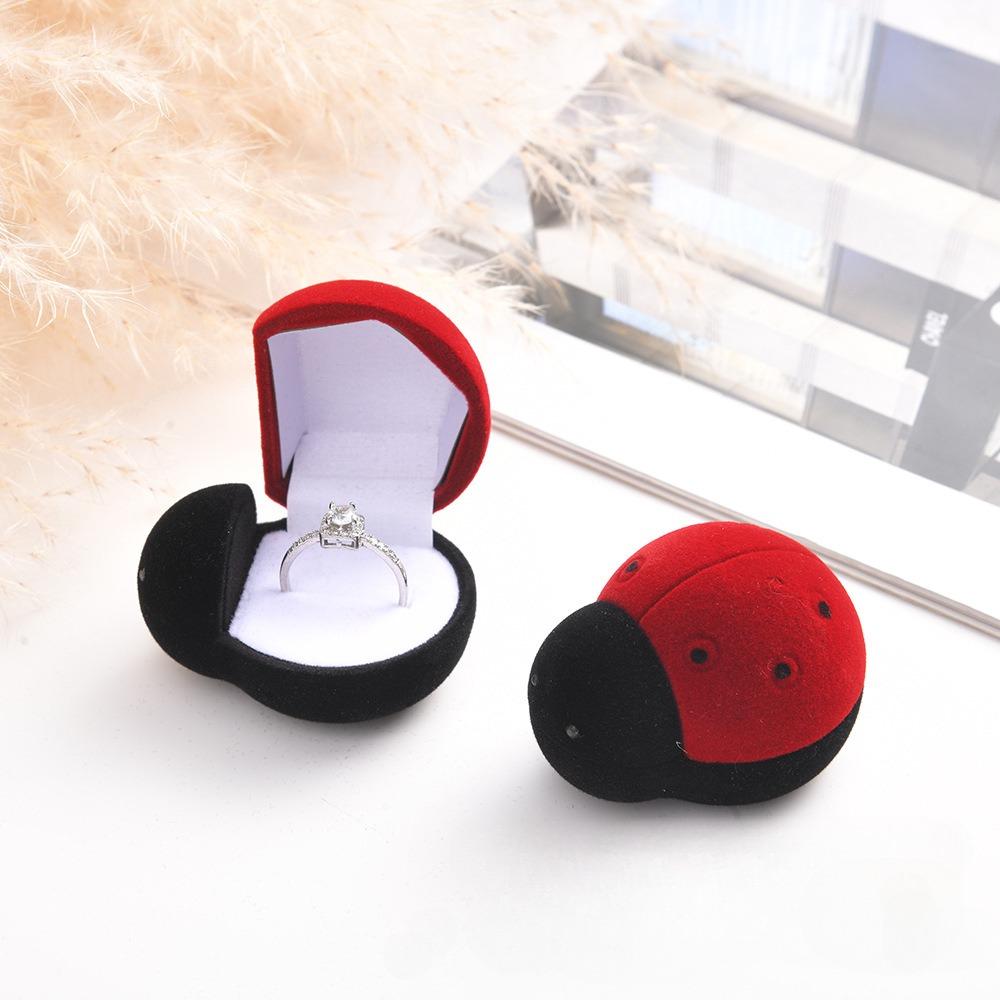 Cute Beetle-Shaped Flocking Box, Proposal Ring Box + Jewelry Storage Box Two-In-One, High-Grade Flannel Non-Slip Portable Design