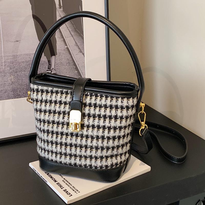 

Сумка женская 2024 новая осенне-зимняя сумка-ведро нишевый дизайн сумка-мессенджер популярная сумка в этом году чёрный