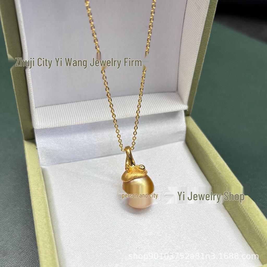 Přívěsek ve tvaru šišky ze S925 mincovního stříbra se zlatou perlou z Jižního moře, kapkovitý tvar 9-10 mm, přírodní barva, neupravený
