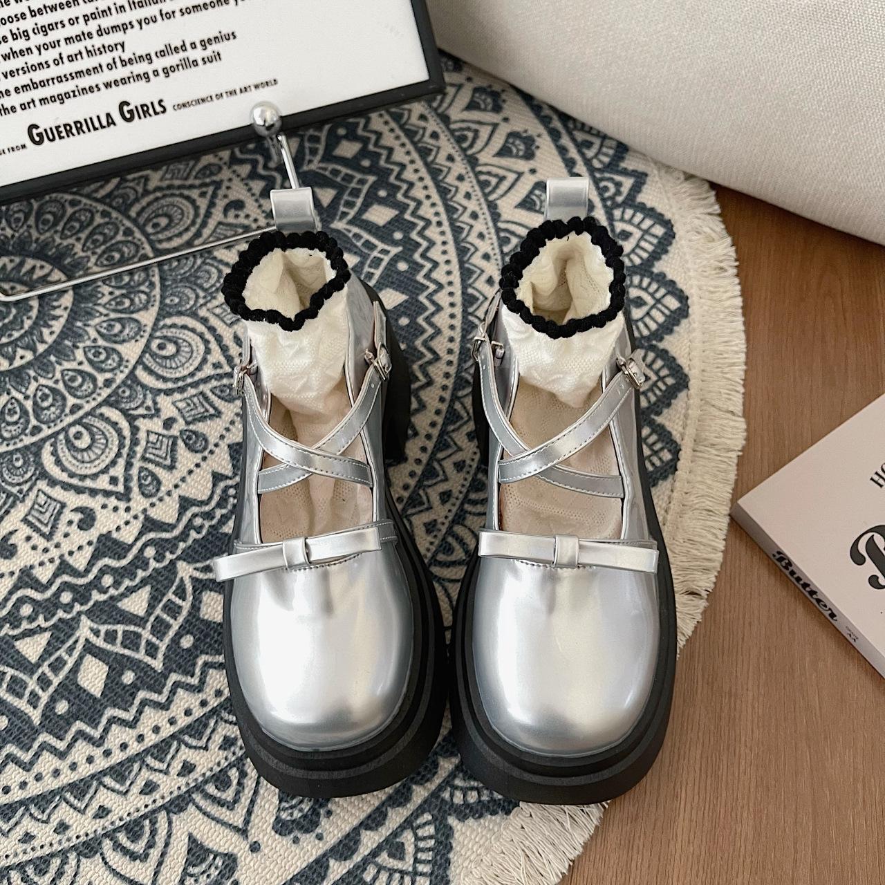 

Женские серебристые туфли Мэри Джейн на платформе в стиле ретро, туфли-лодочки из лакированной кожи, женские осенние туфли с ремешком на щиколотке и толстой подошвой, черные модельные туфли 40