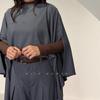 Pantaloni grigi micro-pull per bambini, nuovi 2025, pantaloni a tuta stile grembiule con bordo a balze, pantaloni a zampa d'elefante sottili antiaderenti