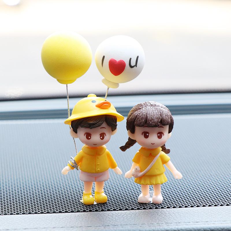 Cute Kissing Couple Dolls: Electric Car Interior Ornaments