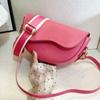 Nieuwe Effen Kleur PU Leer Dames Crossbody Tas Met Stijlvolle Rode Brede Schouderband Schouder Compact Vierkante Tas