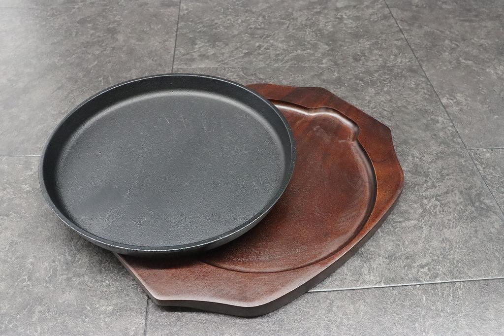 Asahi Gusseisen Steakplatte (mit Holzständer), 22cm Rund, Gewerbequalität