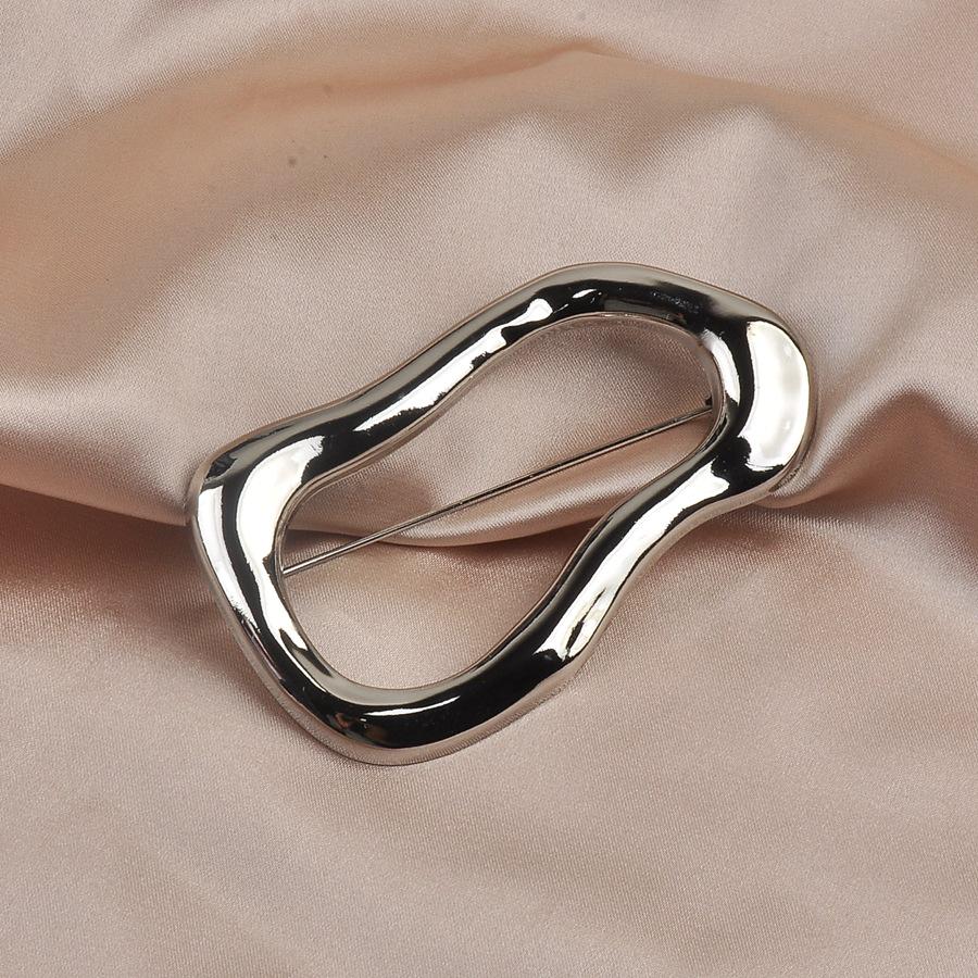 Geometric Oval Brooch for Autumn/Winter: Elegant and Smooth Design