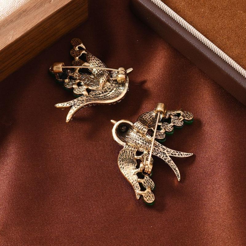 Smaragdové brože vlaštovky pro ženy muže Retro barva Kovové ptačí klopové spony Jednoduché zvířecí odznaky Šperkové doplňky