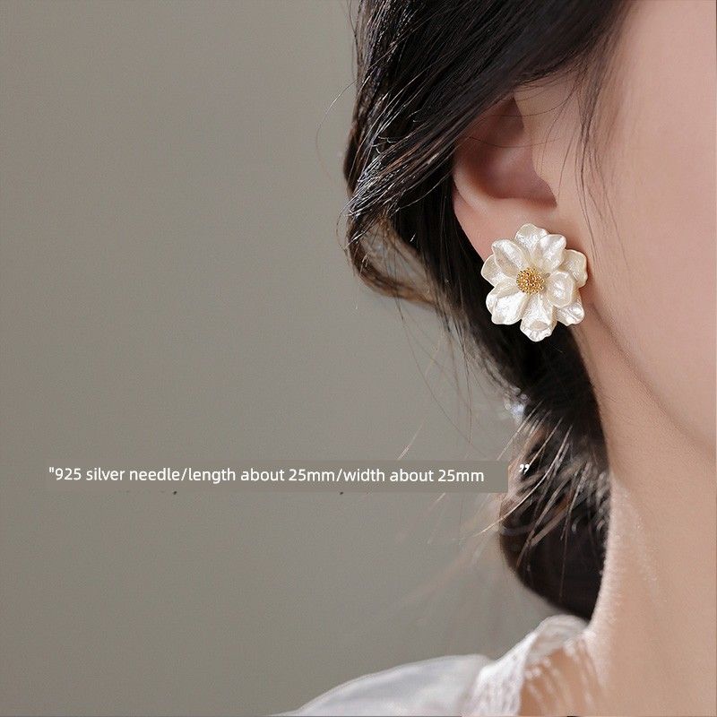 

[Сяннань] Серьги-пусеты из серебра 999 пробы с камелиями для женщин, нишевый стиль, модные, новинка 2025 года, горячо продаваемые серьги, изящные серьги [925 silver needle] Camellia earrings (two prices)