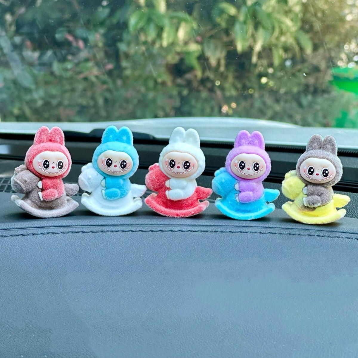 

Новый флокированный Лабубу для центральной консоли автомобиля с высоким внешним видом, милый и популярный, известный в интернете автомобильный электромобиль, маленькое украшение 5pcs ornaments