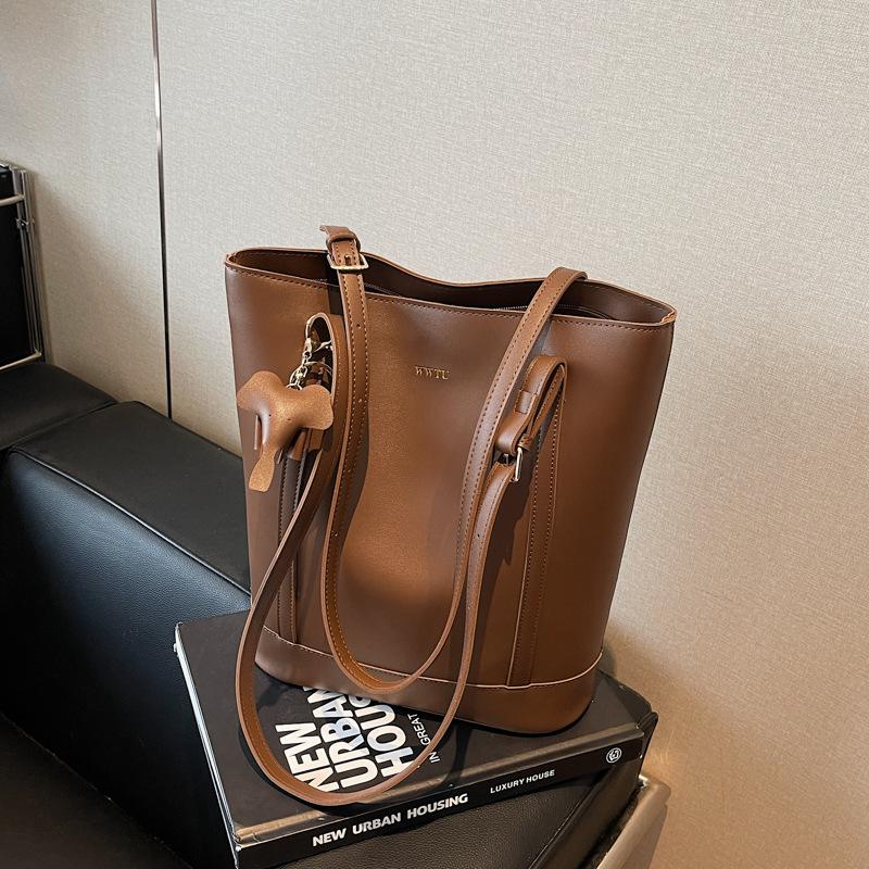 

High-end large-capacity handbag bag women s new spring and summer contrasting color shoulder bag commuter tote bag