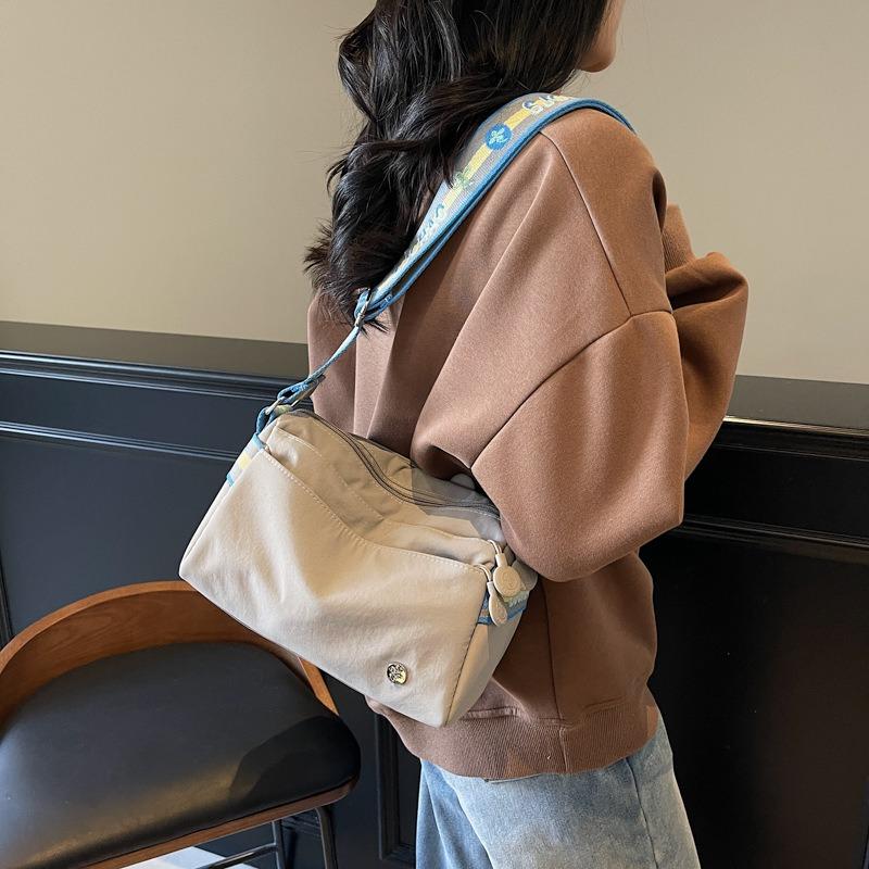 Niche pillow bag women's summer new casual shoulder commuter bag versatile sports messenger cloth bag