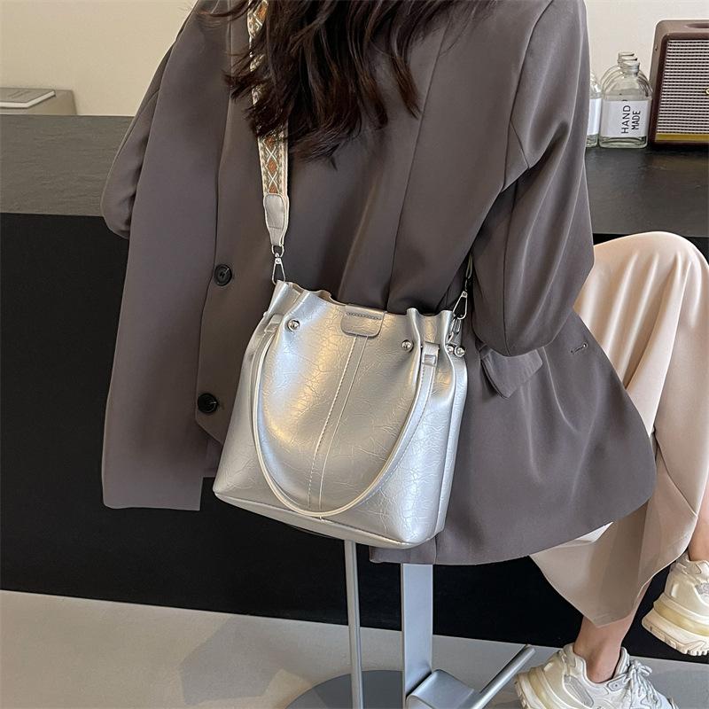 Popular large-capacity bag women's new textured portable shoulder messenger bag commuter bucket bag